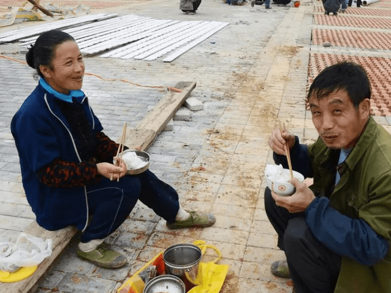 中国农民工的真实现状:赚钱门路太少,要么做苦力,要么拼技术