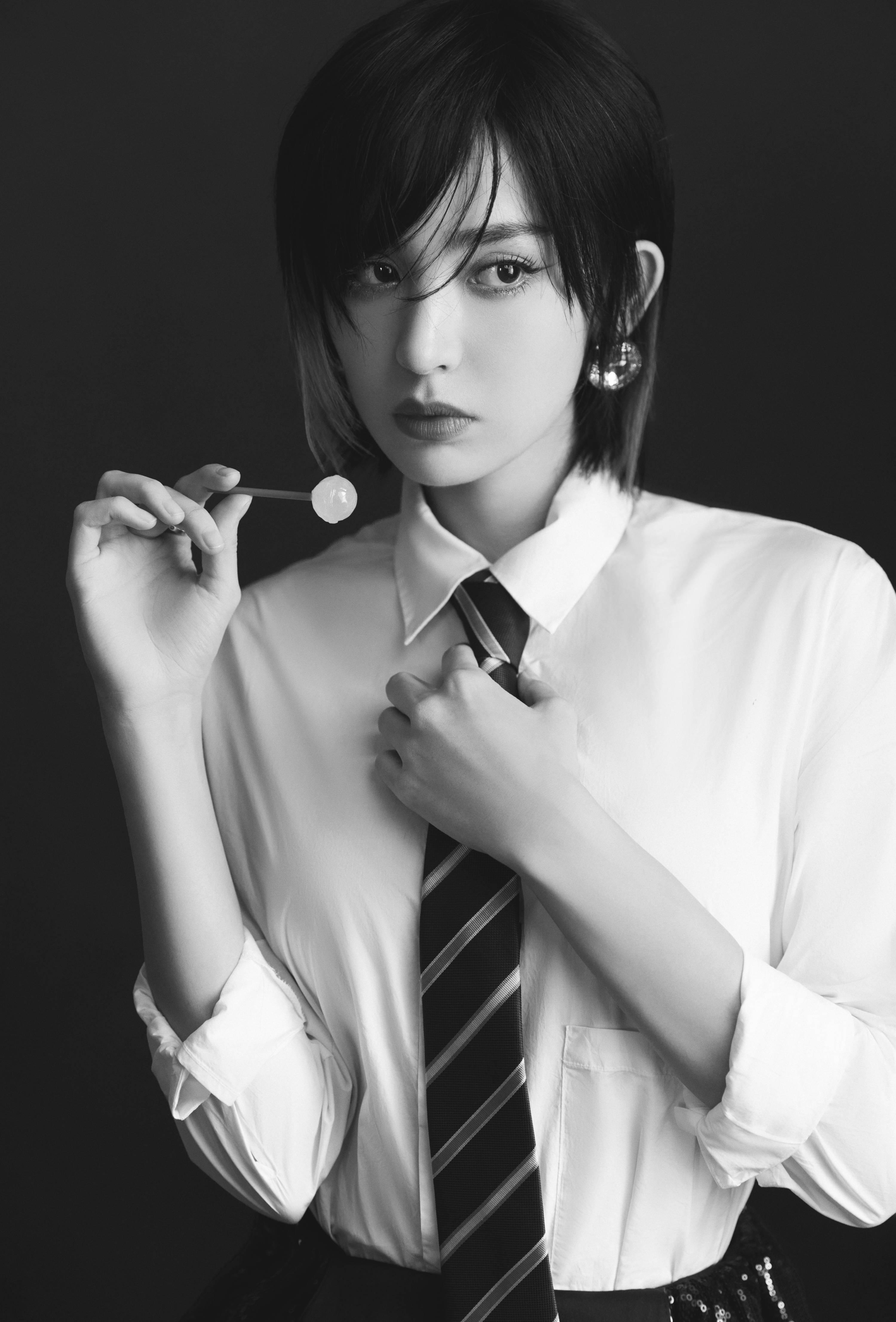 古力娜扎一头红发配白衬衫口含棒棒糖配复古眼镜好飒