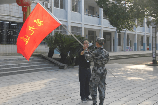 我宣布,石门五中2021年下学期新生军训正式开始!"随后,五中的校园里