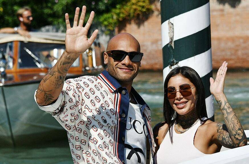 高清:奥运百米飞人雅各布斯携妻子现身电影节