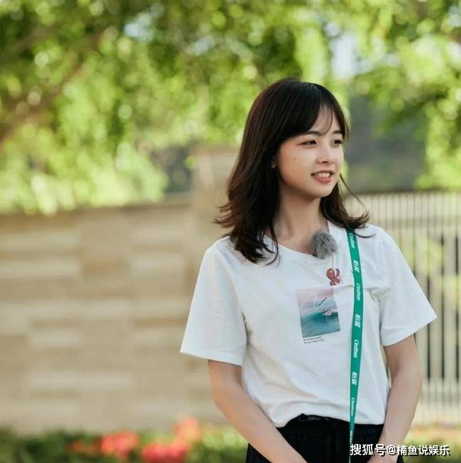 央视女主持人王冰冰素颜好甜,穿潜水服身材抢镜,31岁状态真好