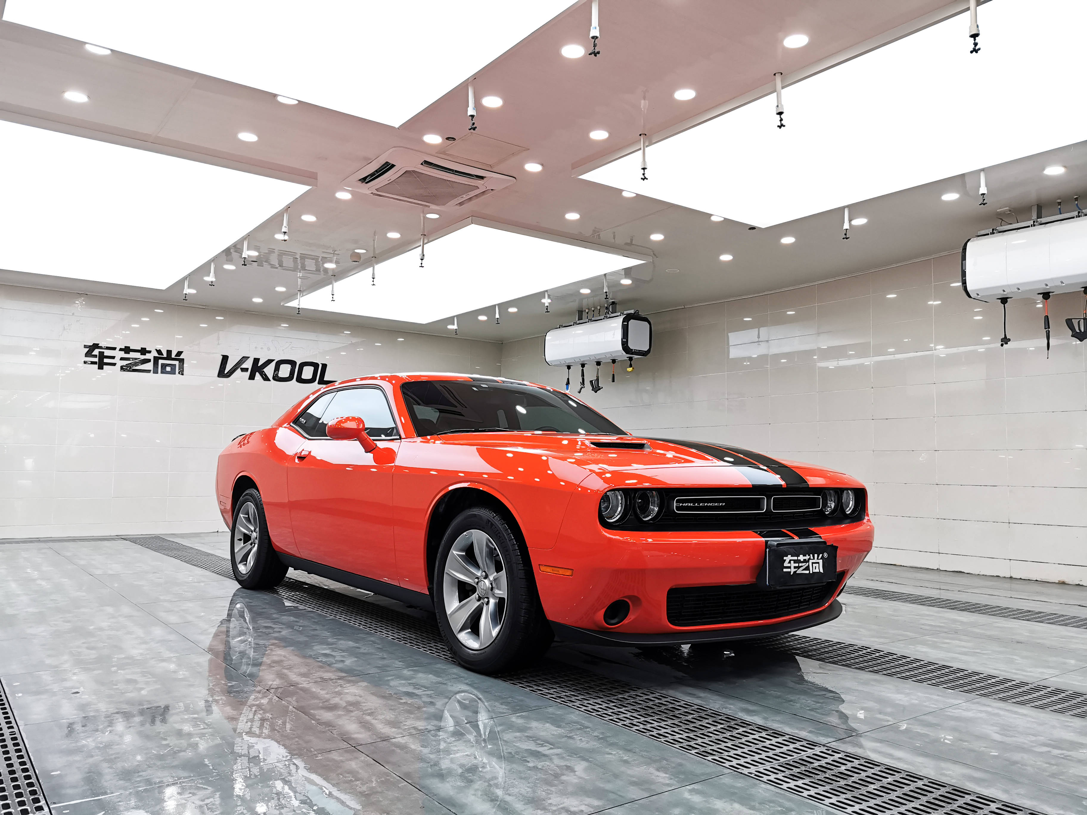 橙色的道奇挑战者贴隐形车衣