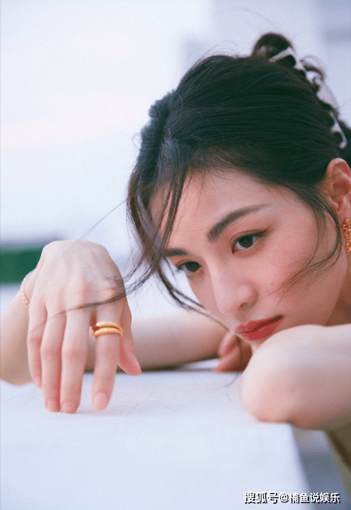 漂亮|又被钟楚曦美到了！置身顶楼拍大片好漂亮，穿吊带裙尽显曼妙身姿