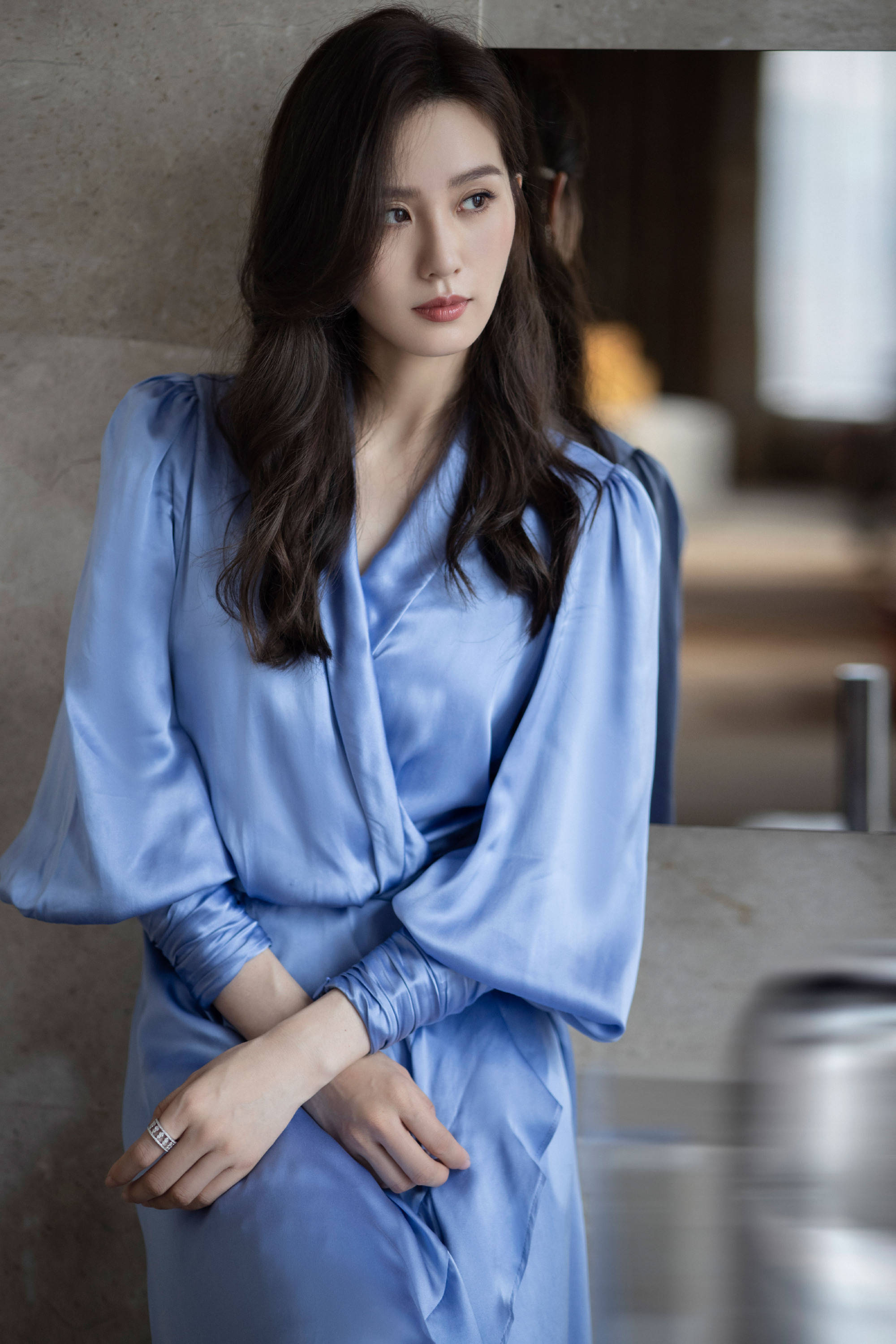 刘诗诗蓝色丝绸长裙优雅知性 秀精致侧颜明媚动人