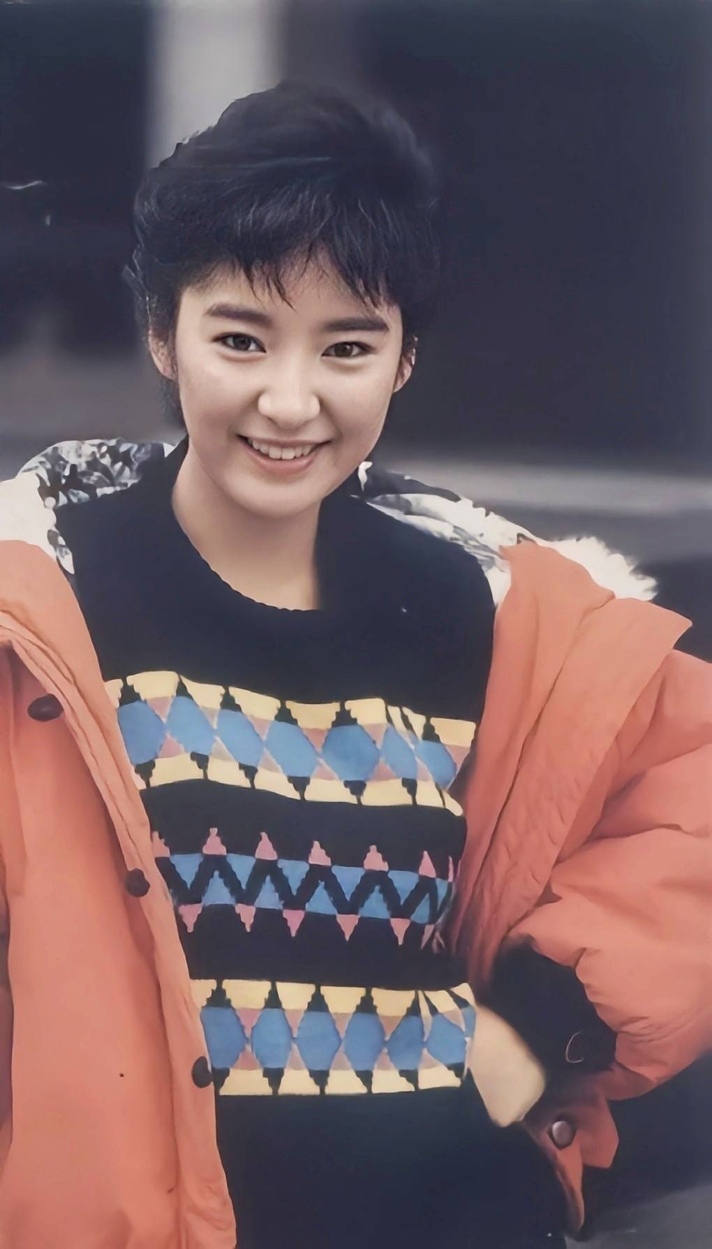 雪梨原名严慧明,1965年出生于意大利,一家兄妹九人,她排第八.