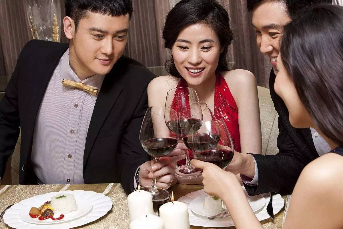 桑果|桑葚好处多，如何选择好的桑葚酒，都适合哪些人喝？