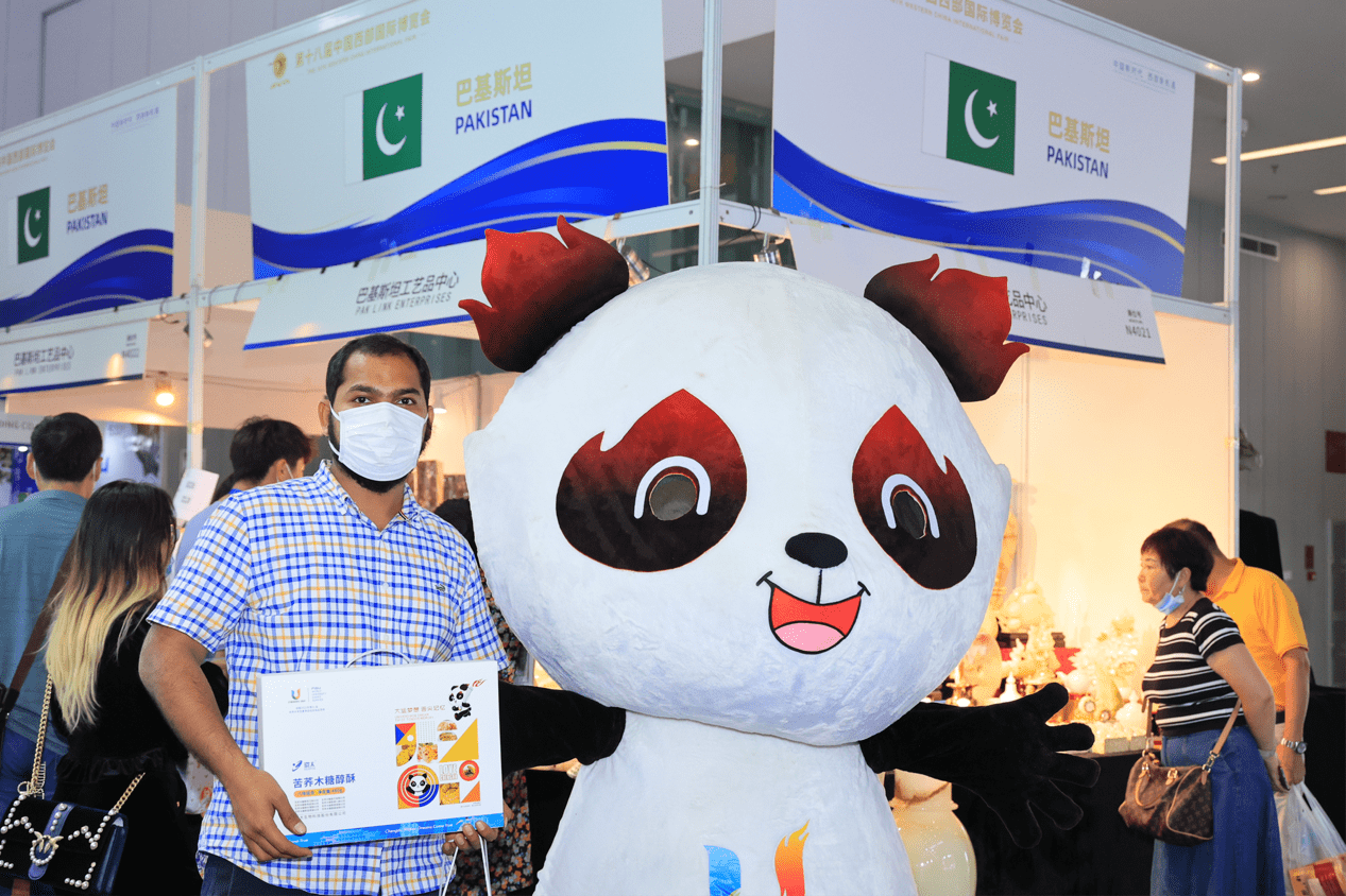 第十八届西博会精彩纷呈|大运展陈引关注 蓉宝巡馆送祝福