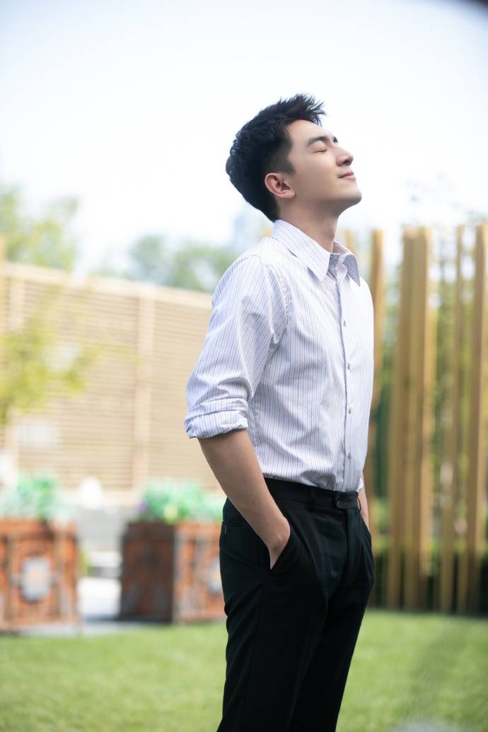 林更新剧照生活中的盛哲宁关心到夏浅的方方面,工作中亦是如此,他因不