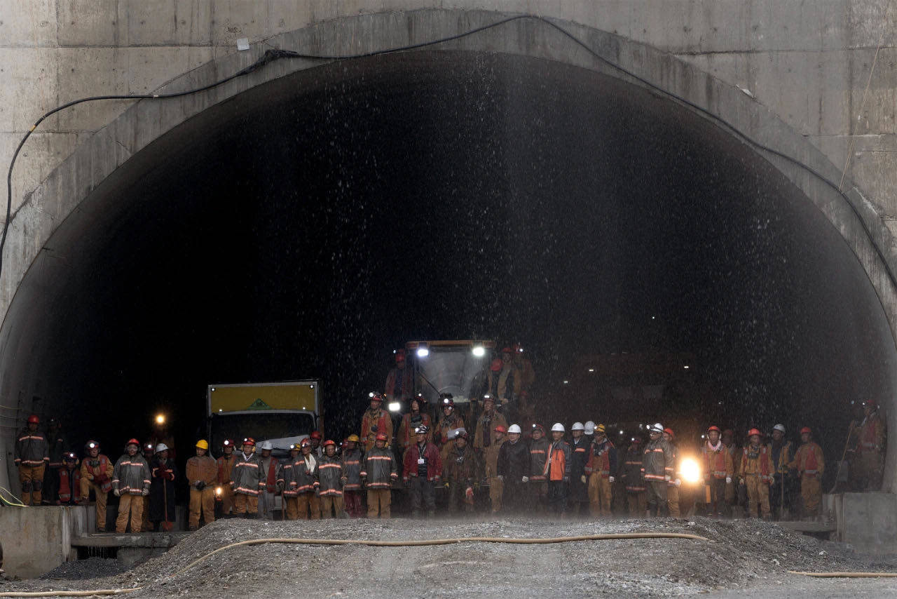 国产|中秋档扛靶子扑了?两天仅收5500万被打一星的朱一龙灾难新片,真有那么＂灾难＂吗