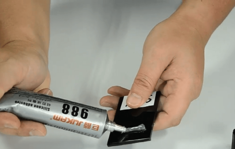 将胶液挤到已清理干净的表面(单面施胶即可),使之分布均匀;拧开胶水盖