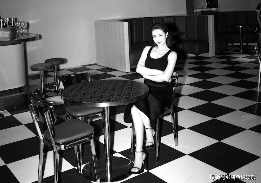 成都|41岁高圆圆不愧是优雅女神！穿小黑裙尽显细腰，披肩发好漂亮