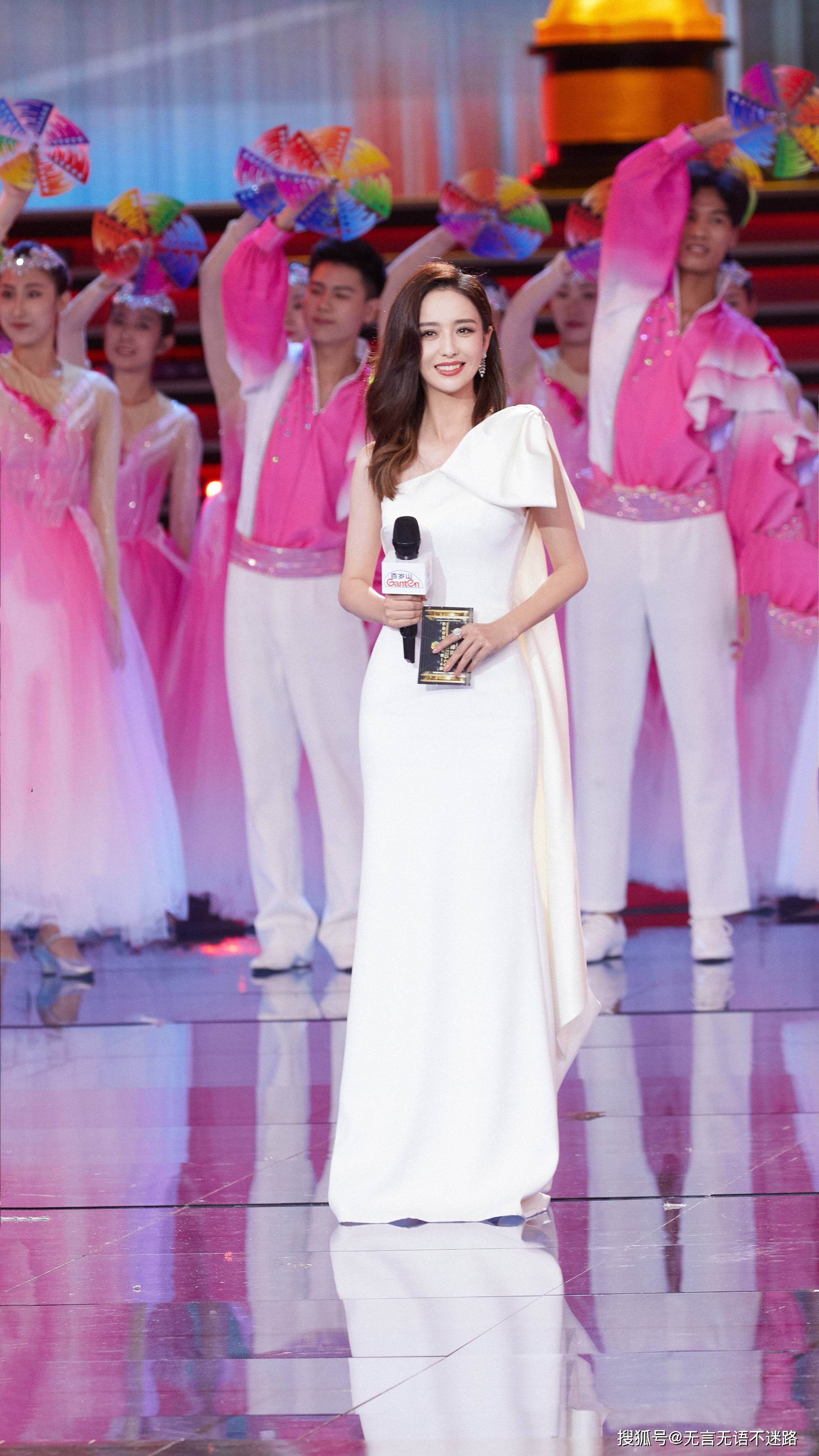 主持人佟丽娅一身白色露肩礼服简直就是人间理想型美人