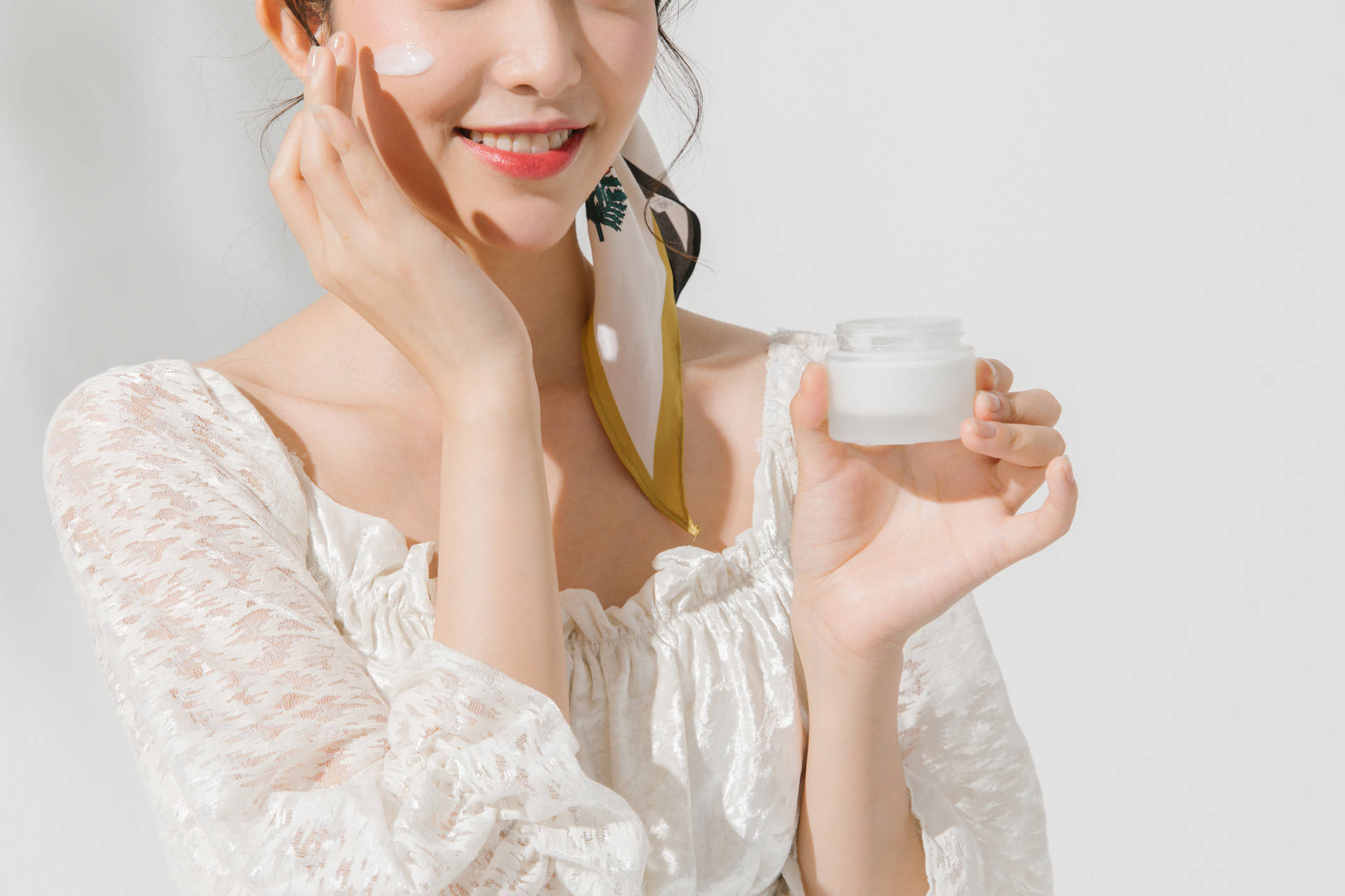 能够帮助|干燥、易过敏、细纹横生，秋季该如何应对这些肌肤问题？