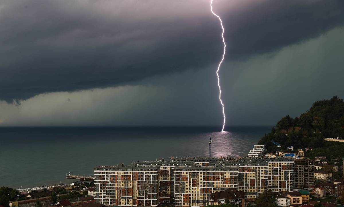 场面震撼!闪电"击中"俄罗斯索契黑海海面
