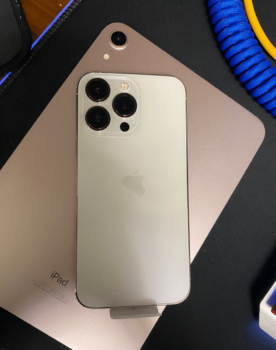 首批iphone13到手高端质感尽显国产手机哪款才能赶得上