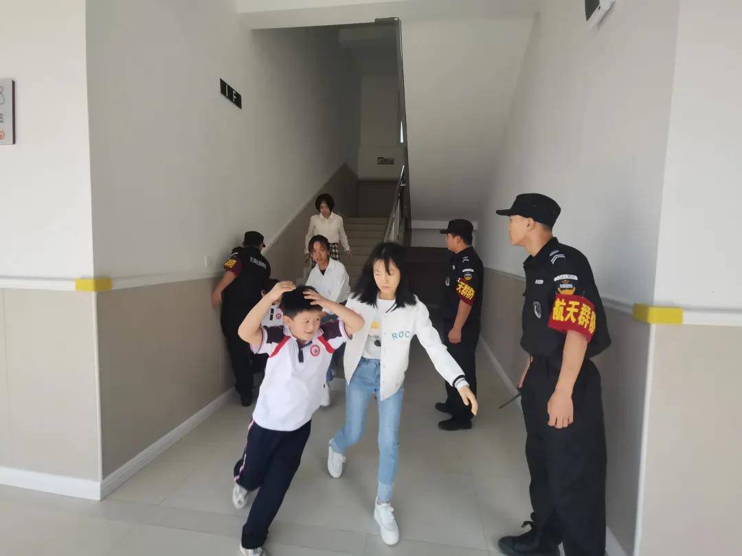 全体师生|西安航天城第四小学名校开展了全体师生紧急疏散演练活动