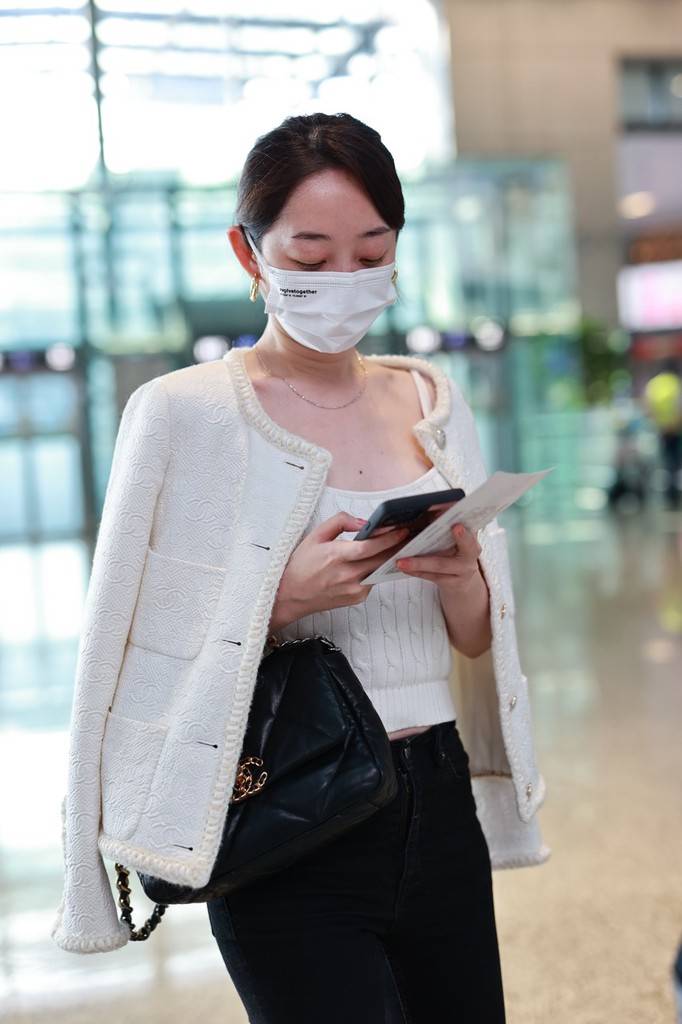 蒋梦婕身穿小香风外套搭配黑色紧身裤气质高冷