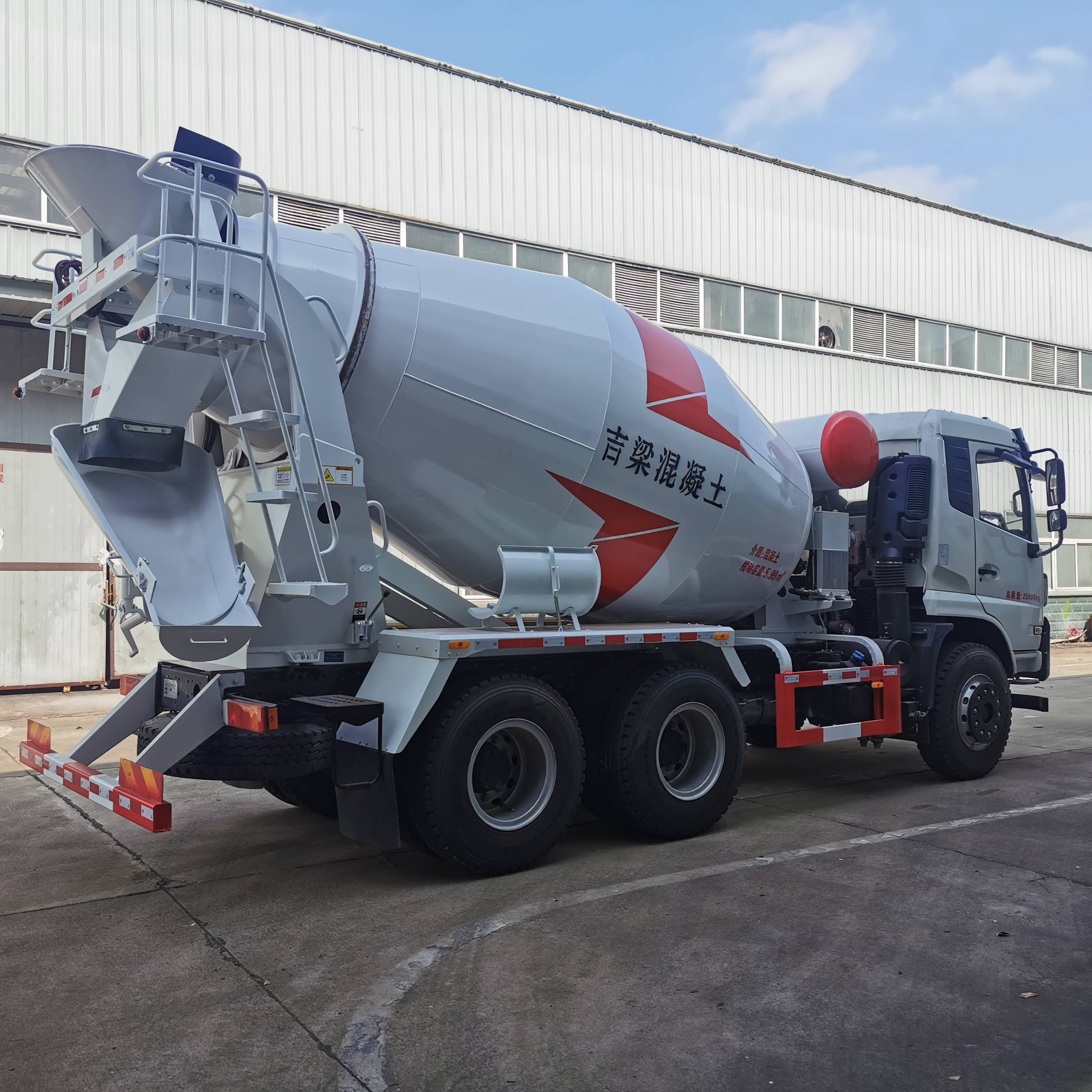 国六航天万山9方混凝土罐车整车图片赏析