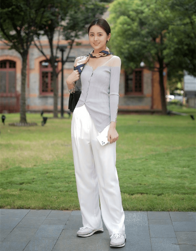 条纹 白裤子可别乱穿，一不小心就尴尬又显胖