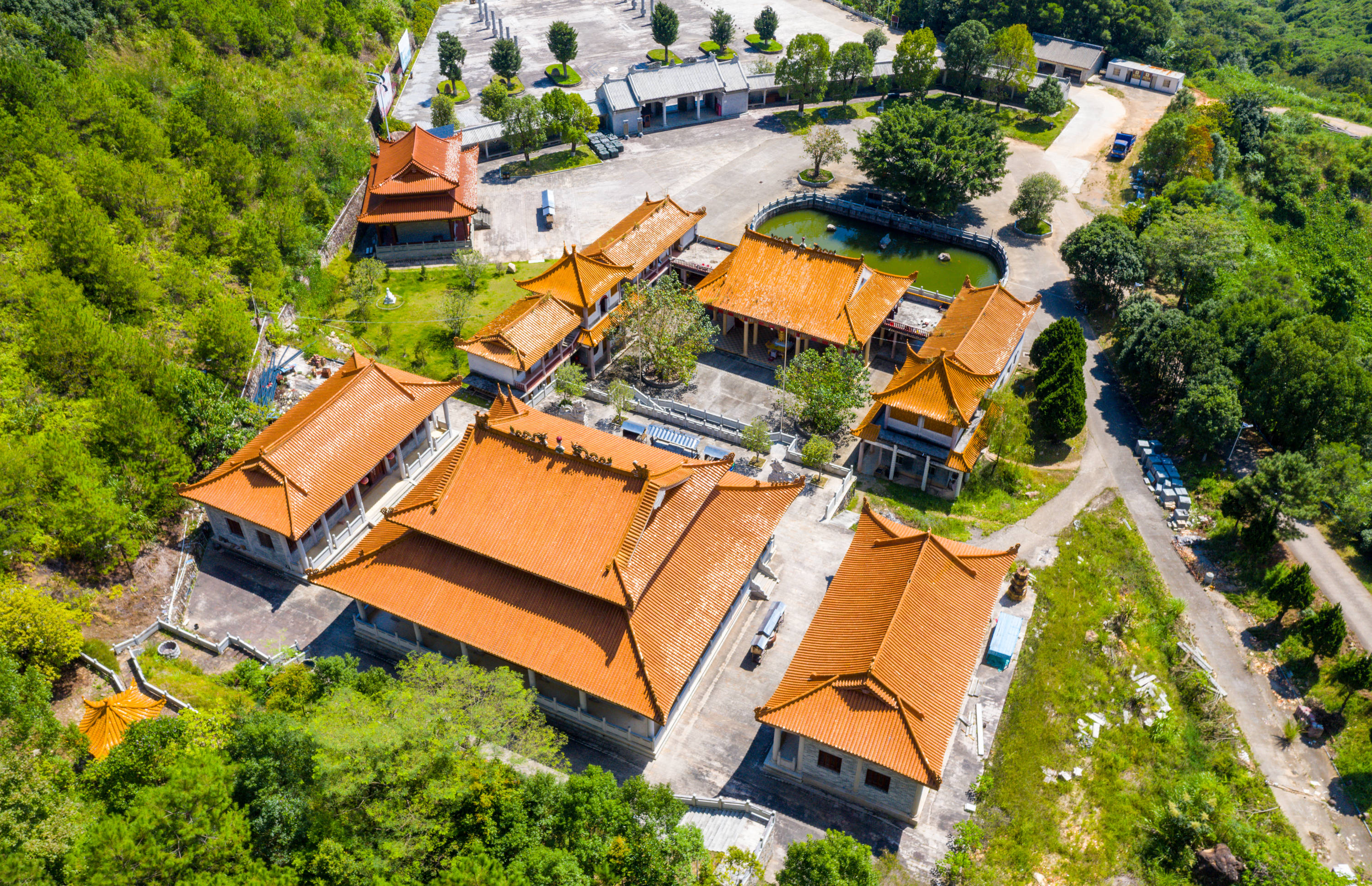 距今已有|五指峰下的古寺，距今已有1000多年历史，就在广东梅州