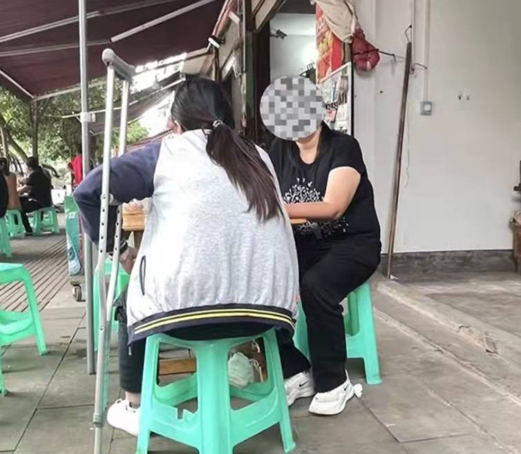 职业|四川先市高级学校的14岁少女,被学姐不分青红皂白体罚致残!