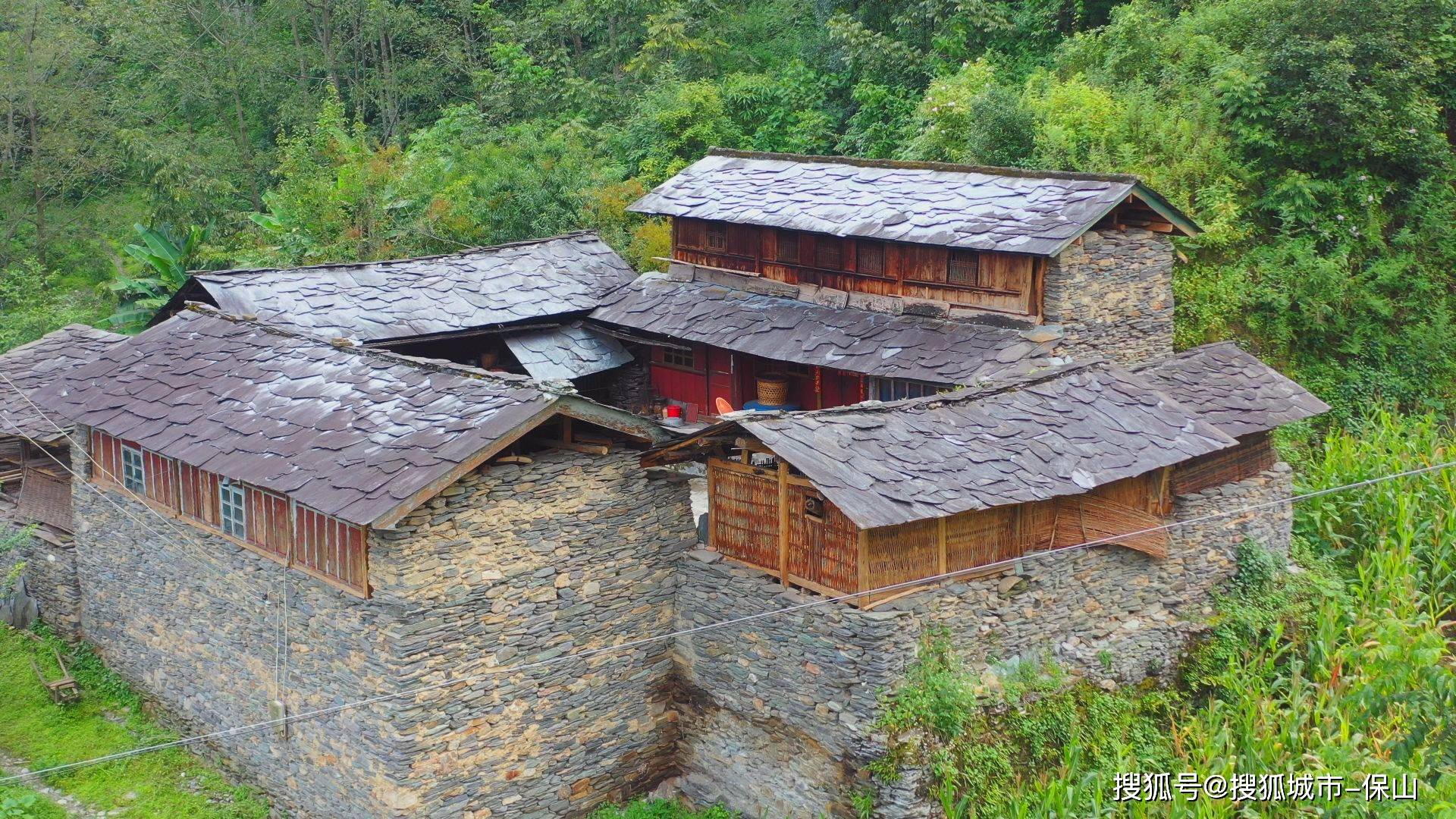 耈街乡新厂村汪家箐自然村村民段学明介绍说:"我家的房子是1956年建盖