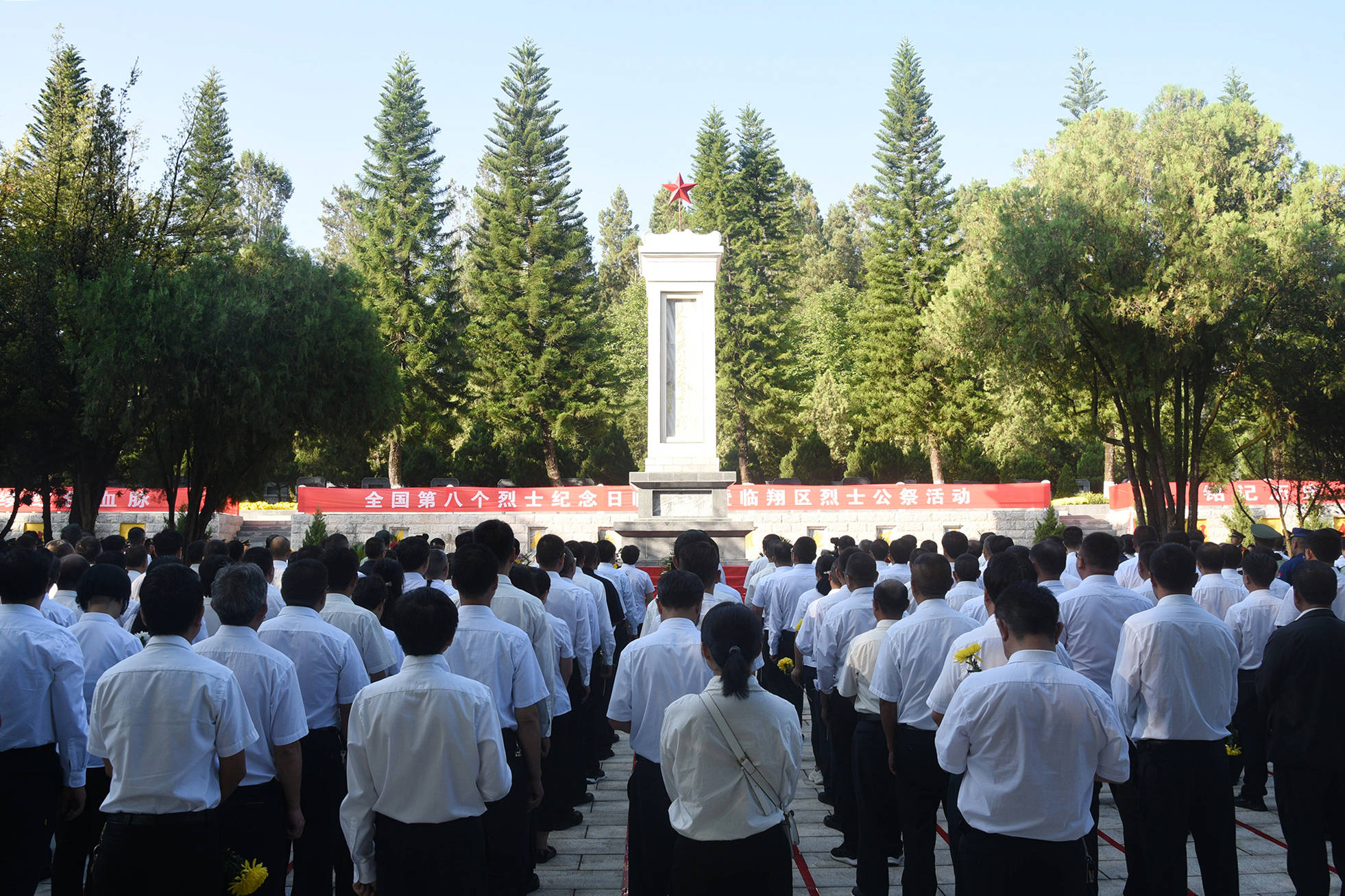 上午9时许,伴着雄壮的《义勇军进行曲》烈士纪念日公祭活动正式开始.