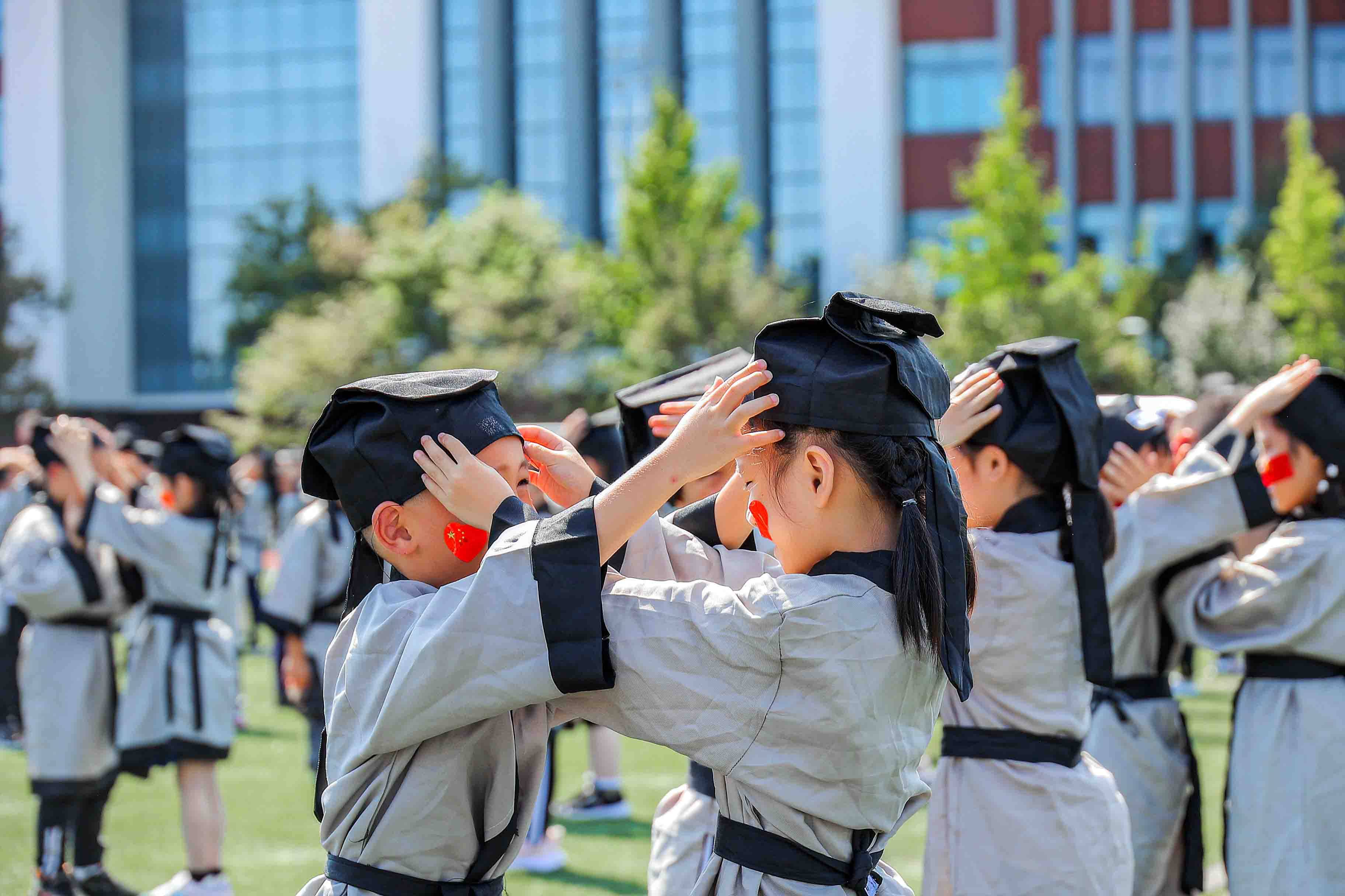 太仓市港城小学一年级新生入学体验传统礼仪 活动精彩纷呈