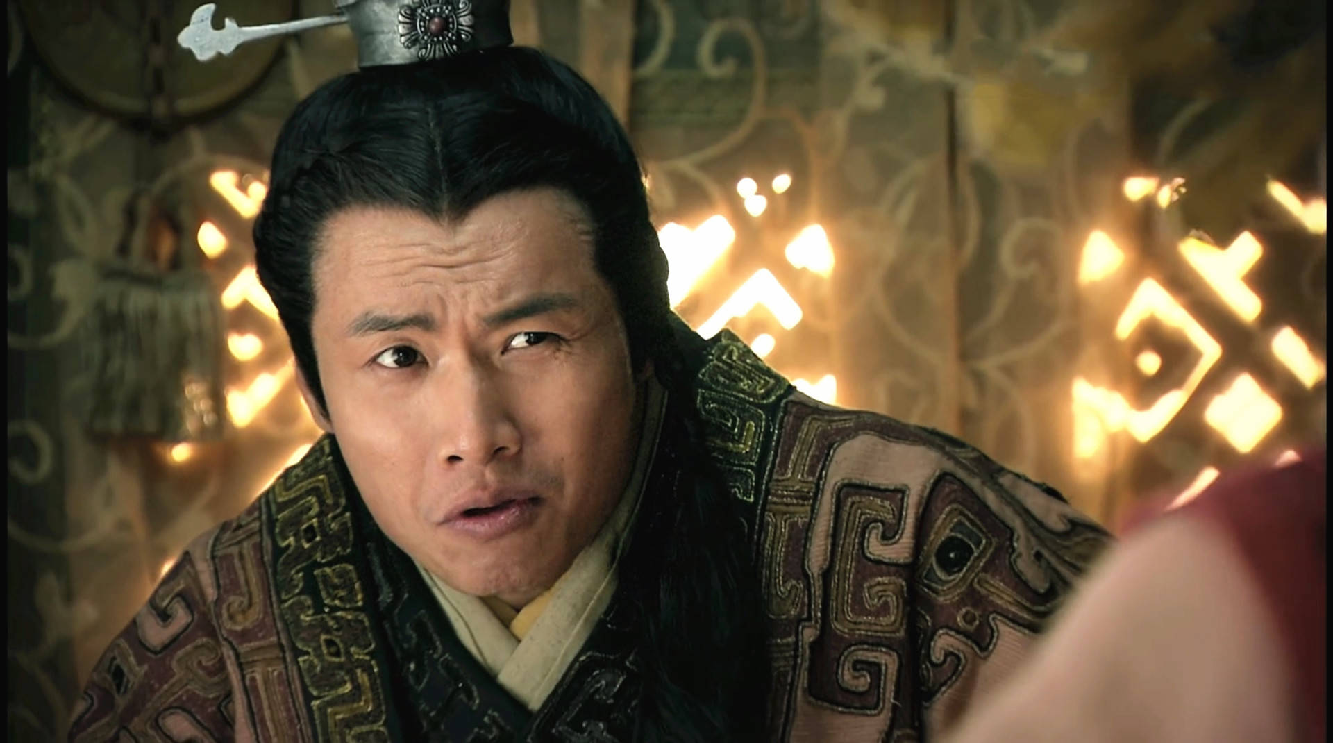 那秦二世而亡,是因为秦始皇死得太早,无能的胡亥被扶即位,无法控制这