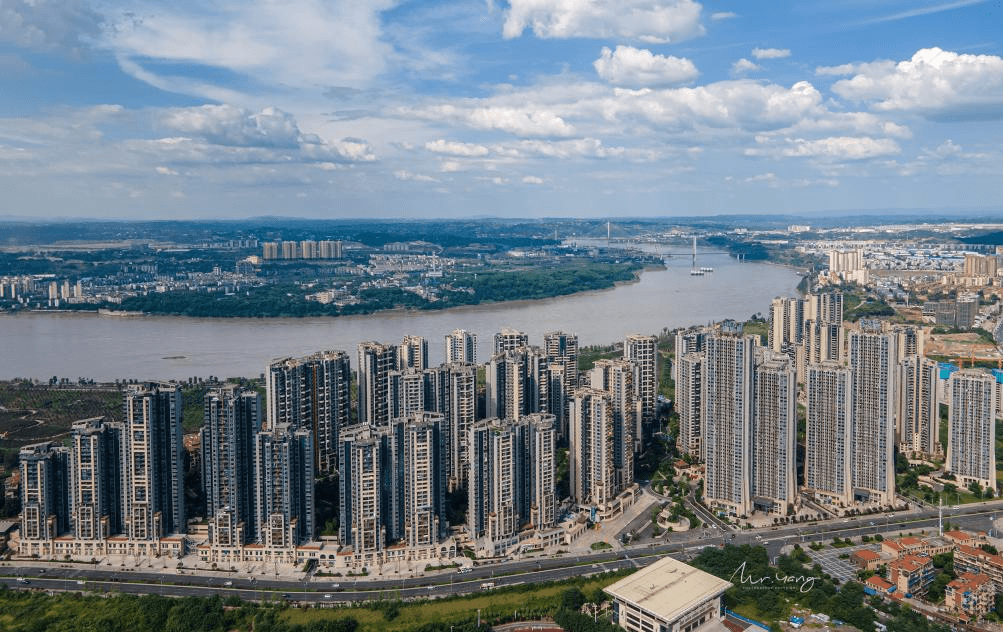 酒城红韵迎国庆携手国潮奏华章泸州碧桂园生态城项目营销中心盛装亮相