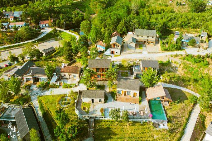 住在这里,推窗便是风景,山野动物毗邻而居,一片片田垄散发着土地和