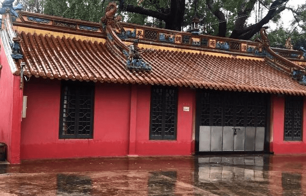 上海“孤独”的海城隍庙，香客寥寥无几，仅有一位老奶奶相伴