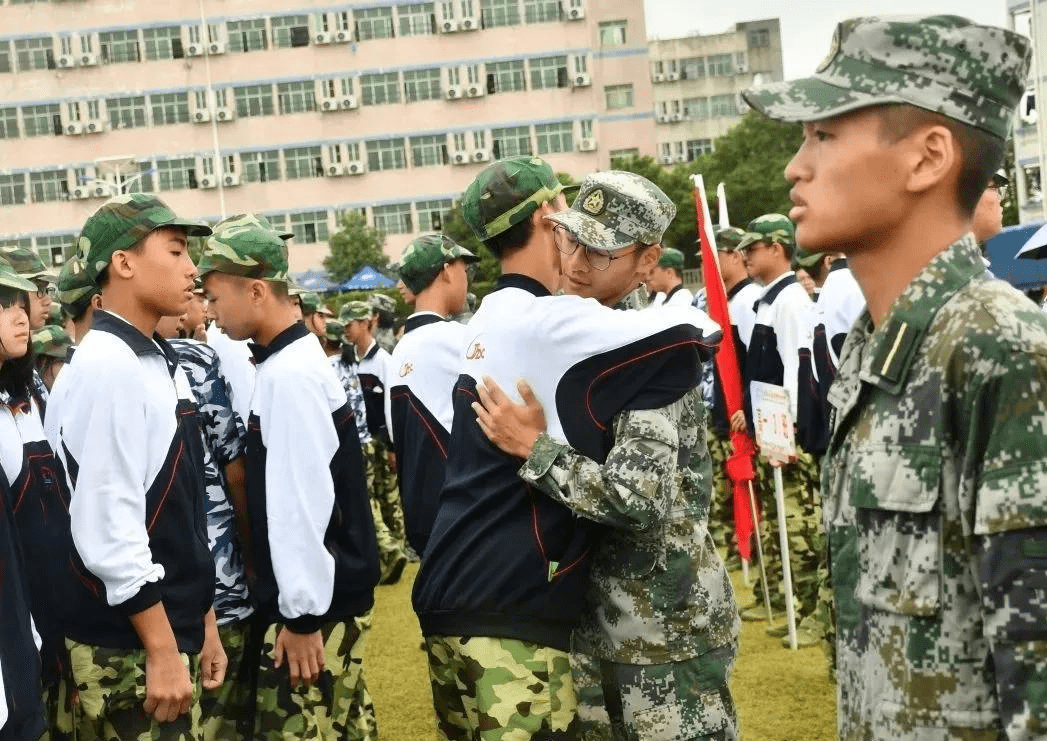程龙老师江西省优秀民办学校赣州市兴国县将军中学高一新生感恩报告会