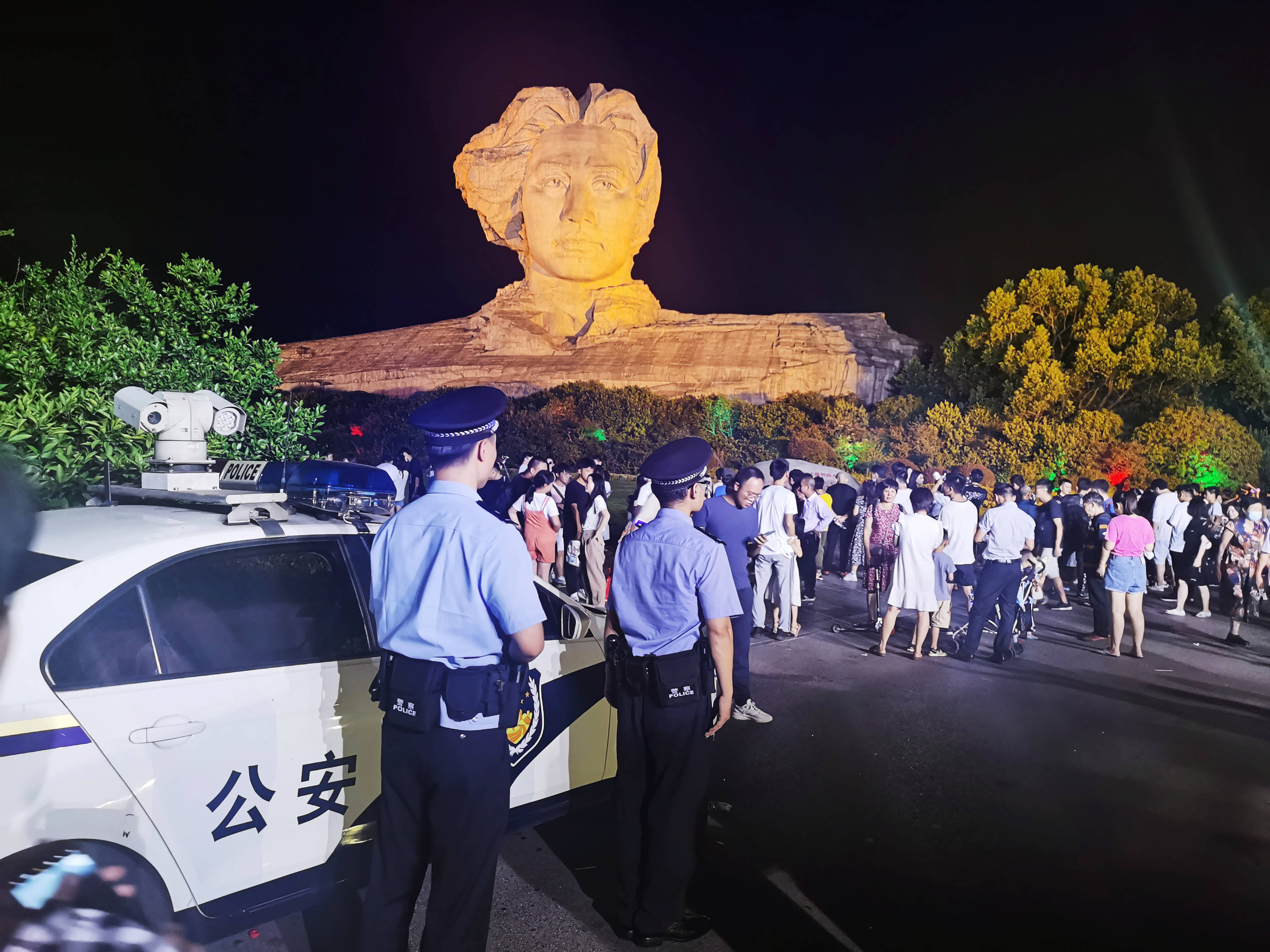 警察为您站岗 湖南老百姓平安过节!