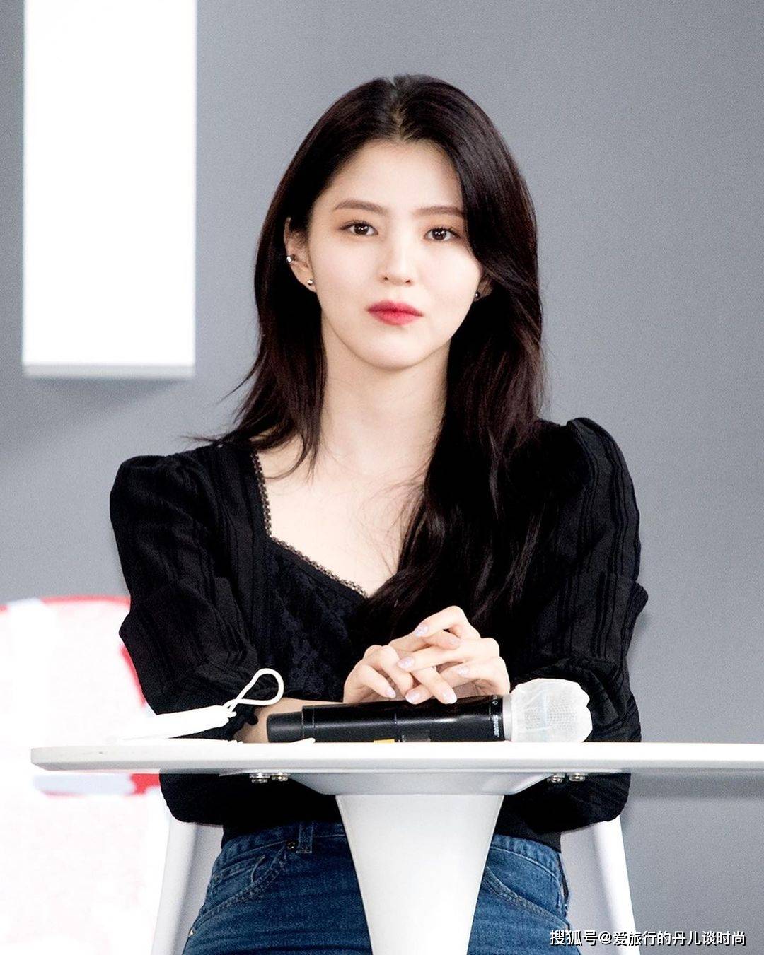 韩素希身穿黑色衬衫搭配蓝色牛仔裤,复古又甜美.
