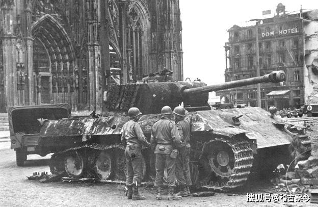 1945年在德国科隆美军M26潘兴与德军黑豹的决斗_谢尔曼坦克