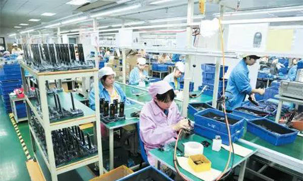 没工作也可以坐下来聊天,没有产量压力,可以说是电子厂车间最轻松自在