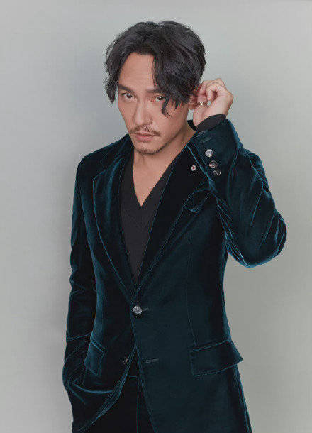 45岁张震尽显成熟魅力状态佳 发呆被抓拍反应可爱-搜狐大视野-搜狐新闻