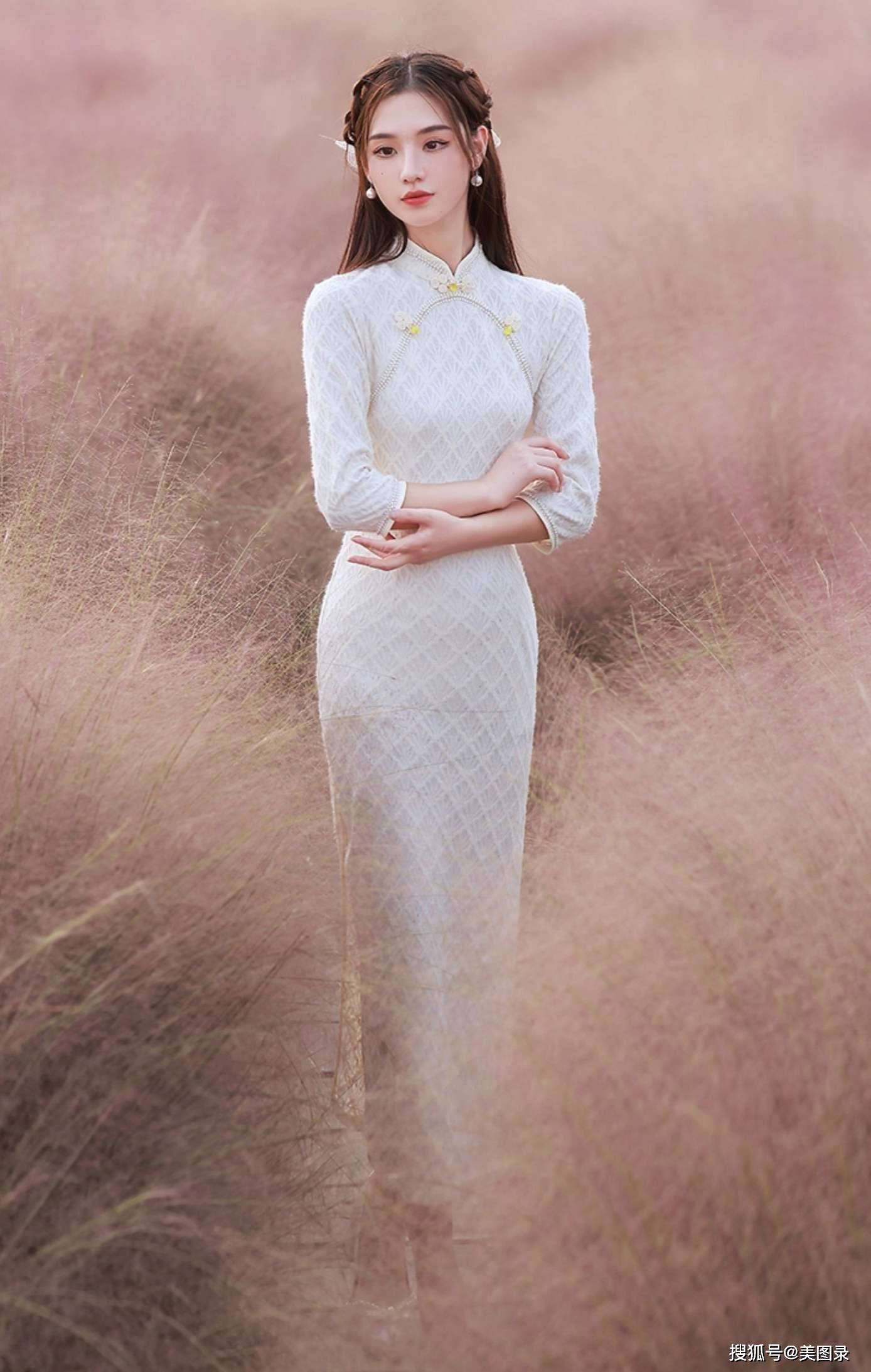 小蛮腰美女高开叉旗袍户外