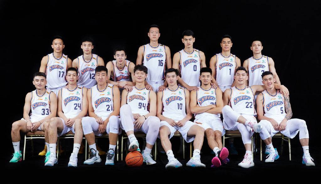 cba上海男篮拍摄新赛季全家福,李春江挂帅