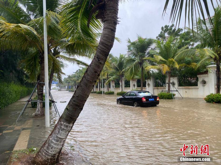 受台风"圆规"影响 海口多路段出现海水倒灌