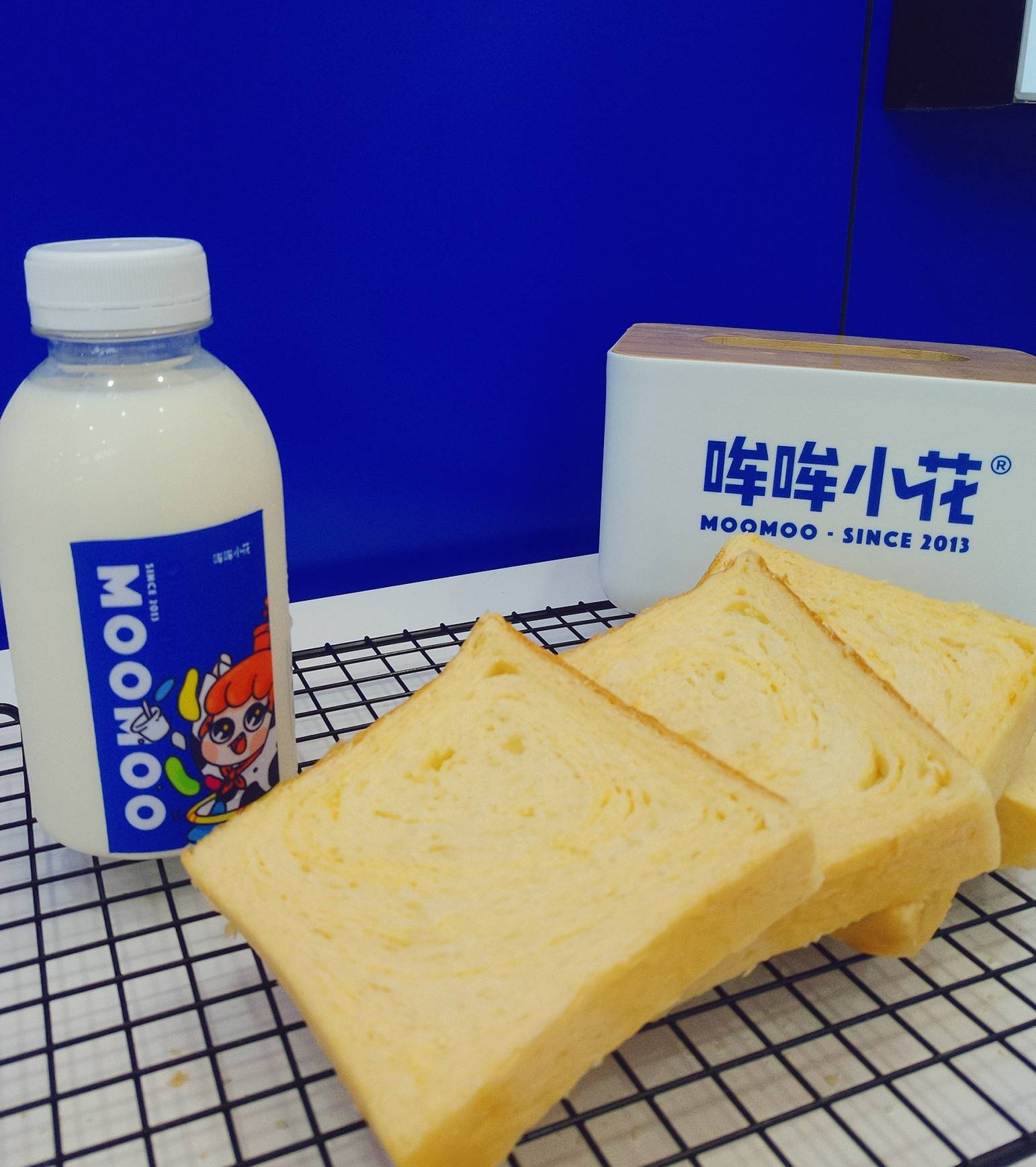 哞哞小花牛鲜奶吧品牌运营模式相当成熟开店轻松