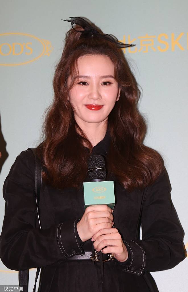 刘诗诗穿黑色百褶裙温柔知性 扎高马尾秀精致侧颜