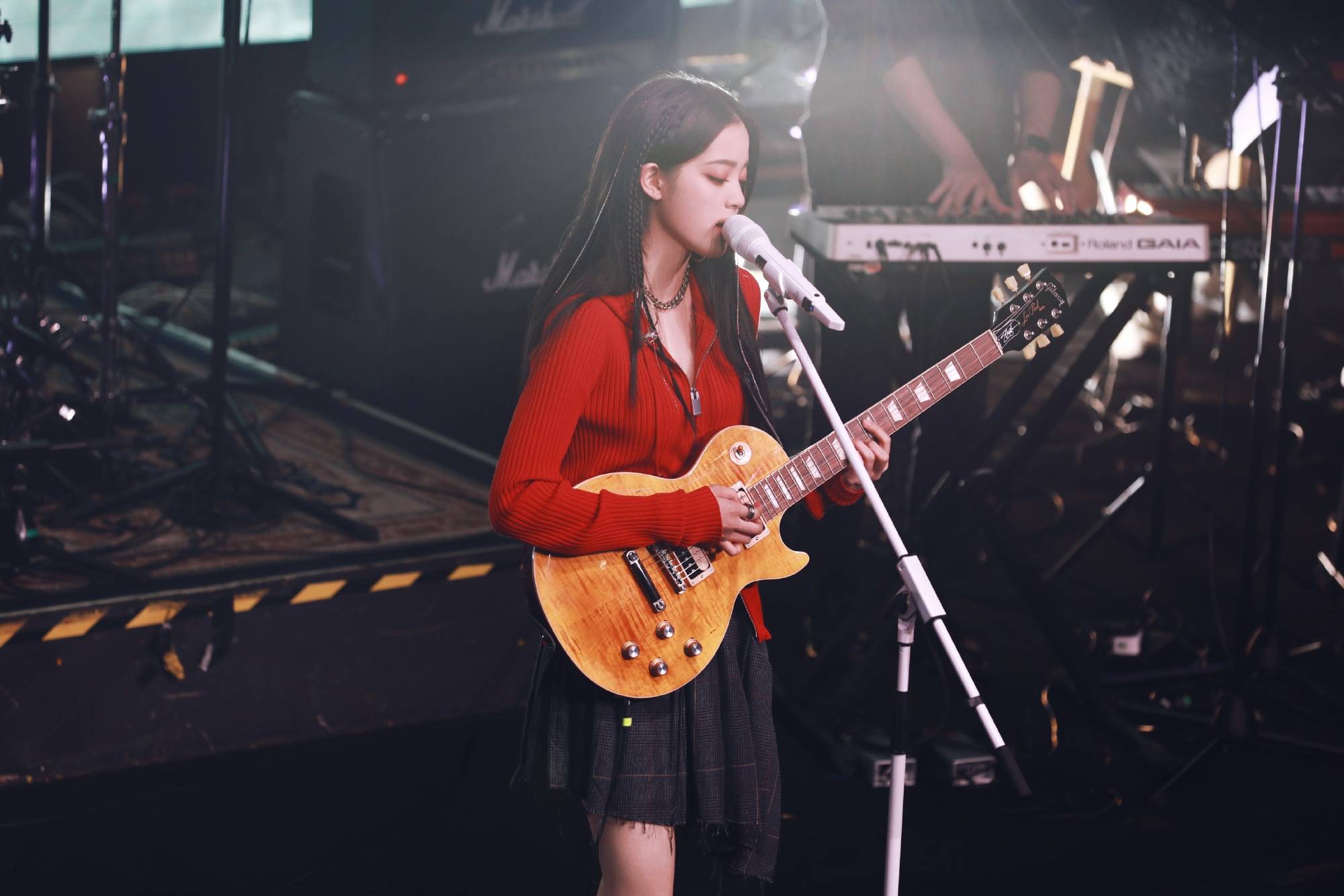 欧阳娜娜摇滚风造型酷飒 吉他在手显音乐少女本色