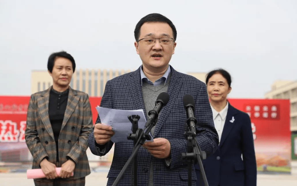 夏青同志带来了省教育厅的贺信,对学院揭牌暨开学仪式表示祝贺,并提出