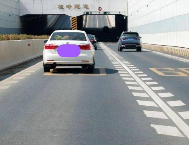 高速公路上的鱼骨线是什么意思