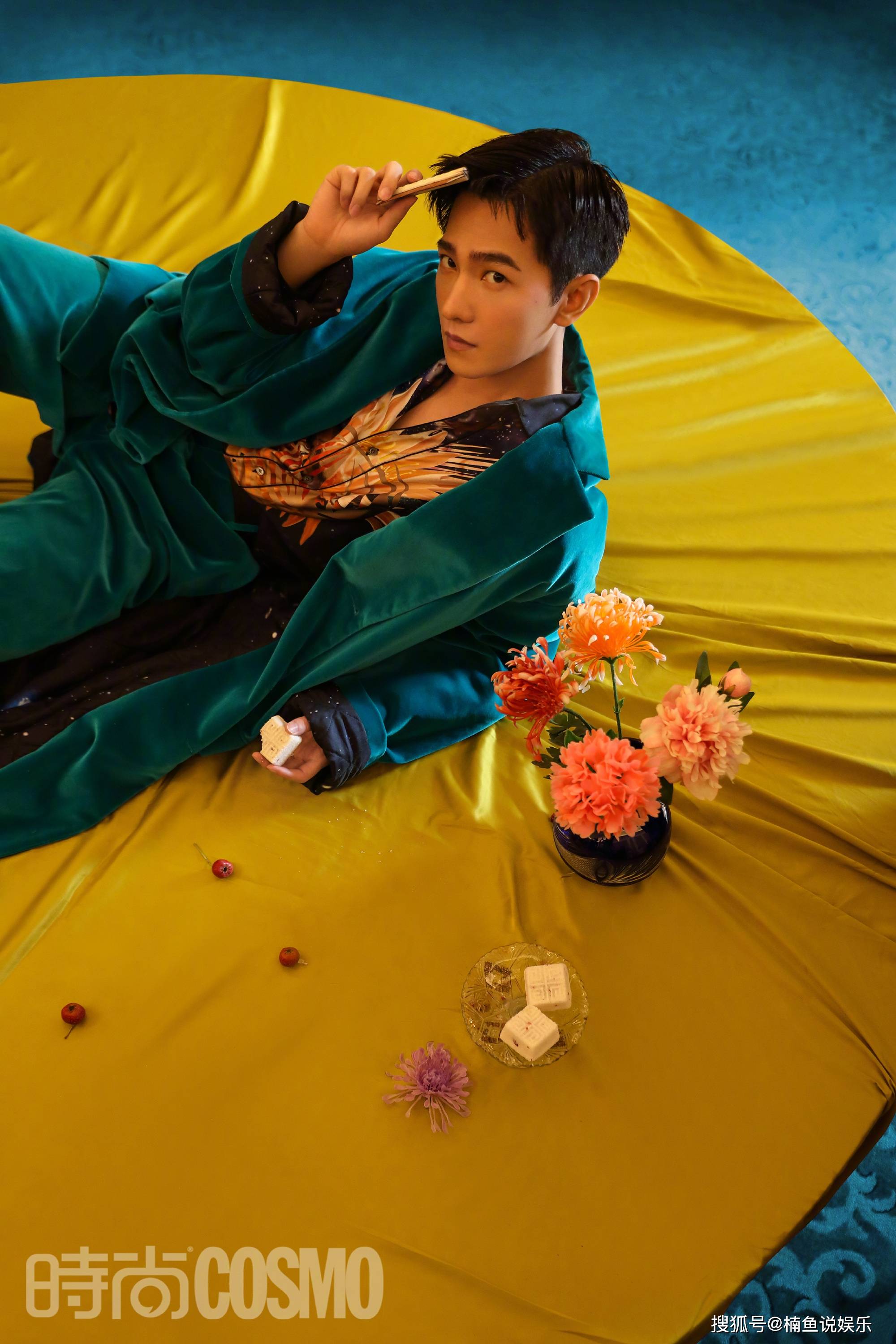 西装 杨洋老上海写真好迷人,穿玫红色西装潇洒刮胡子,妥妥的花花公子