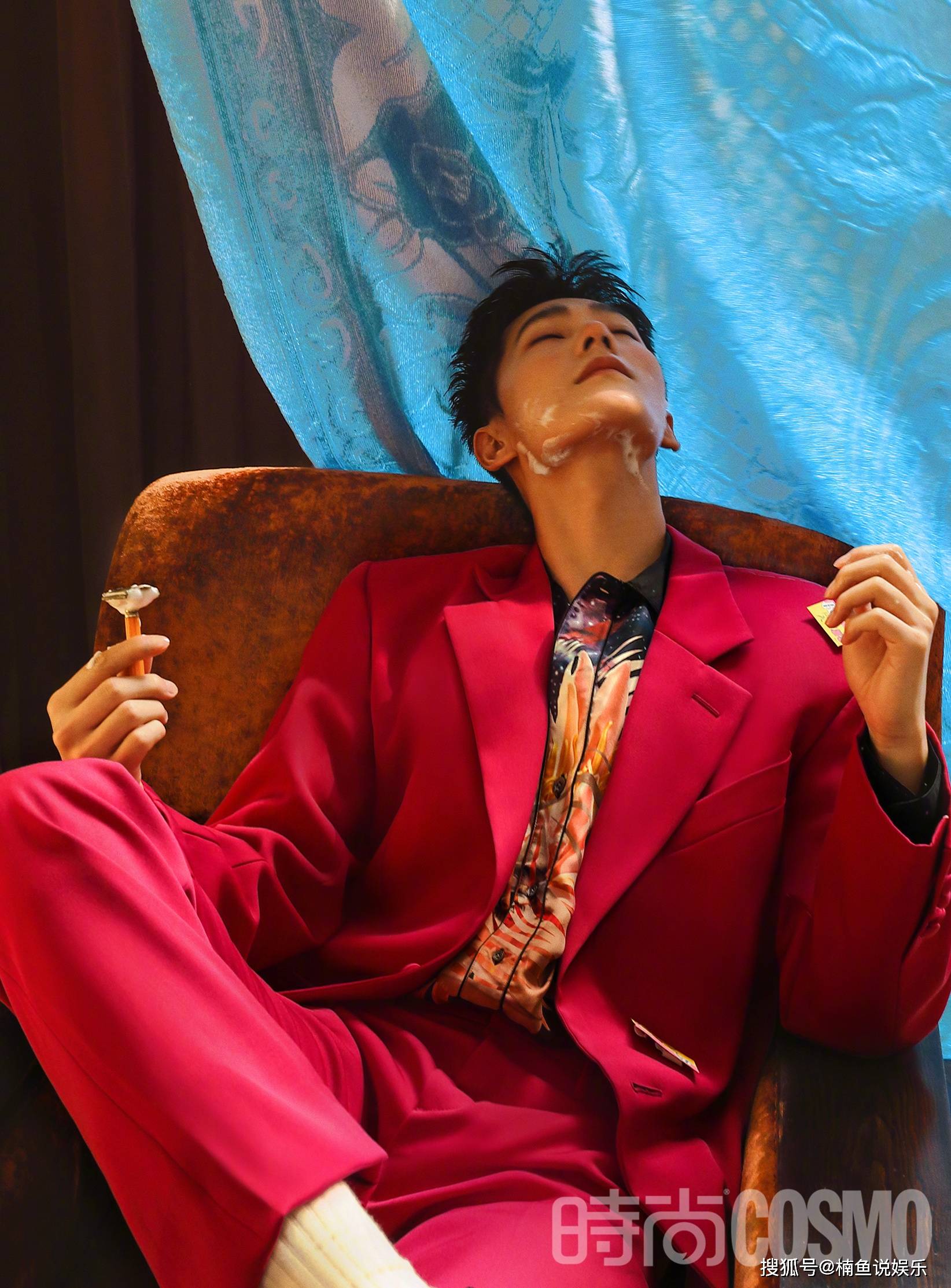 西装 杨洋老上海写真好迷人,穿玫红色西装潇洒刮胡子,妥妥的花花公子