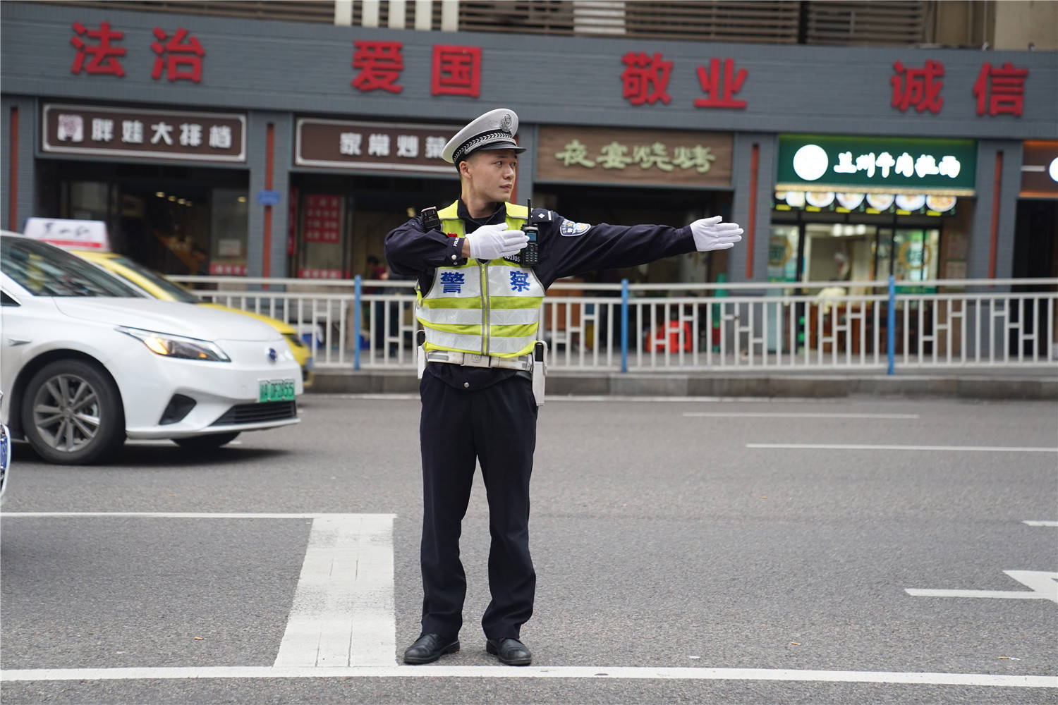 渝中民警蒋光东救人是警察本能我不出手会后悔一辈子