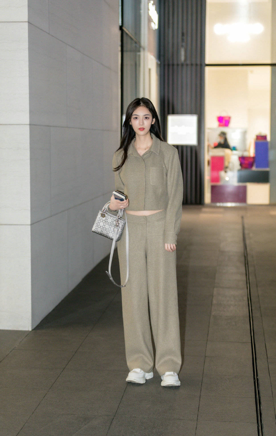 身材 黄色的吊带裙简单又清爽，给人一种明快的感觉，甜美感十足